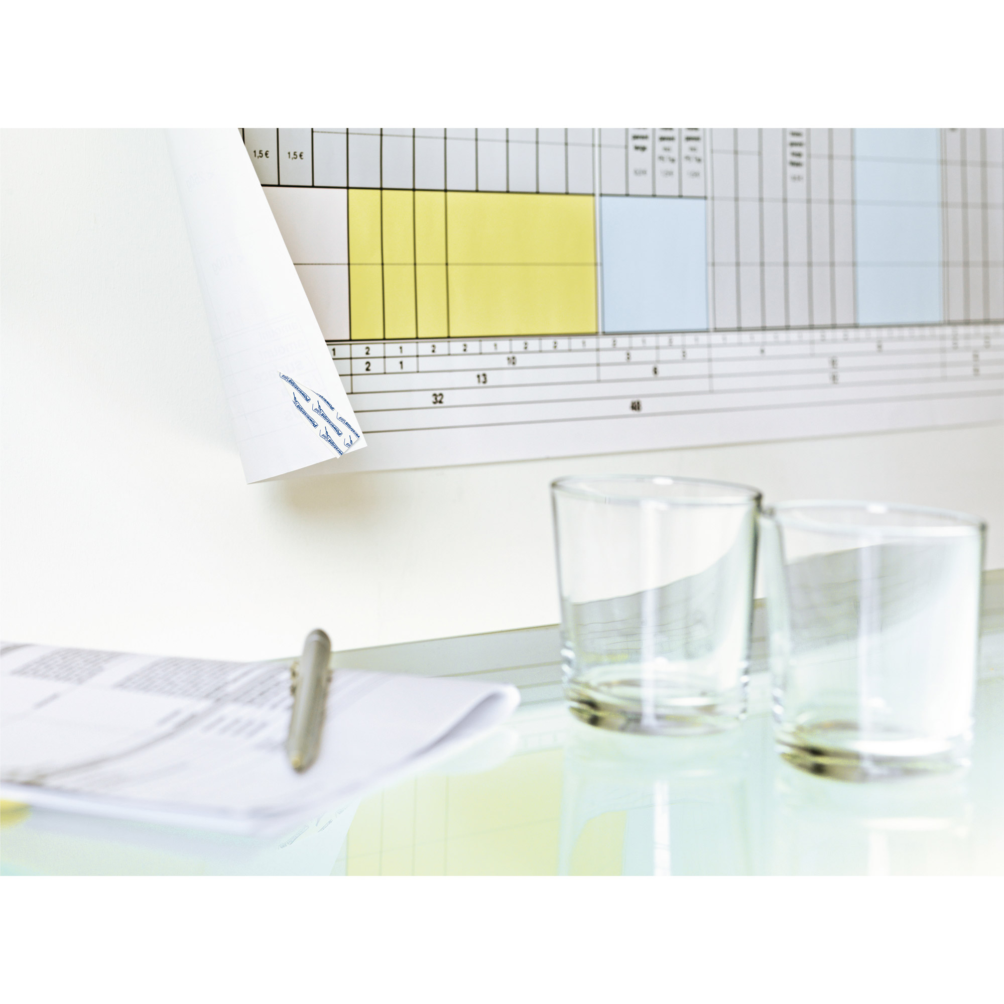 tesa_posterstrips_beispiel1 tesa_posterstrips_beispiel1.jpg